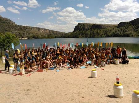 Imagen Participantes del COFU y jóvenes de la Residencia Juan Pablo II disfrutaron de una ruta en piragua por el Río Duratón
